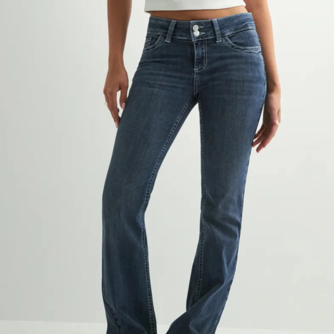 Blå bootcut jeans med broderade fickor - 3
