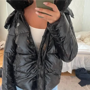 Svart Calvin Klein jacka - kommer inte till användning 💞