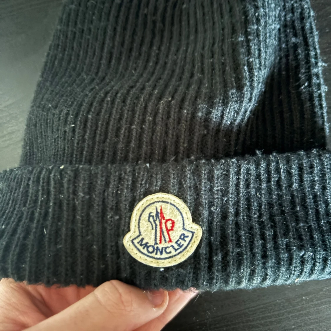 Svart ribbstickad Moncler mössa - 3