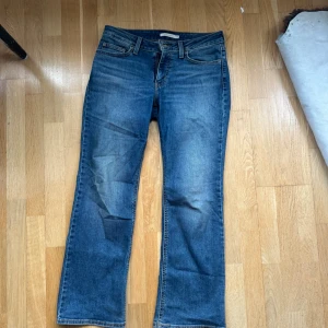 Levi's Superlow Boot jeans blå - Säljer ett par Levi's Superlow Boot jeans i klassisk blå denim. Modellen har låg midja och bootcut-ben, med fem fickor och snygga slitningar.🌸