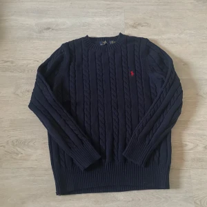 Mörkblå stickad polo Ralph lauren tröja  - Säljer en snygg varm och oanvänd stickad polo Ralph lauren tröja. Perfekt nu för vintern att ha som är varm. Pris kan diskuteras :)