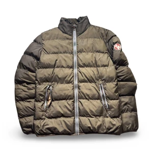 Colmar jacka  - Hej! Säljer nu min jacka från märket Colmar, storlek 46/S, Tveka inte på att höra av dig om du har frågor eller funderingar kring jackan!