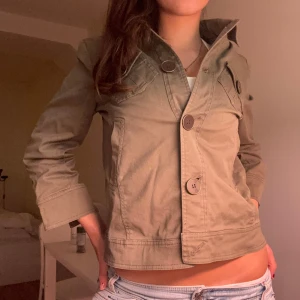 Khaki kort kappa  - Så snygg khaki kort kappa! Jag är 168 och det är mina bilder, köp via köp nu direkt eller Swish, kvar tills markerad som såld 💖 