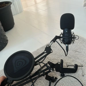 Gaming Mick  - Gaming Mick med armstöd, bra ljudkvalitet och går att ha på många olika sätt 