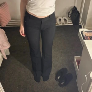 Svarta bootcut kostymbyxor - Kostymbyxor från junkyard, skit snygga knappt använda😍nypris 499