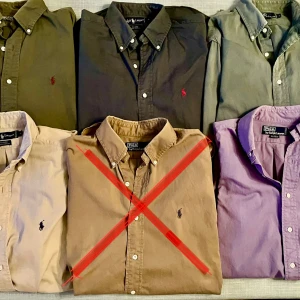 5 skjortor från Polo Ralph Lauren - 5 skjortor från Polo Ralph Lauren med klassisk button-down krage och broderad logga på bröstet. Skjortorna har vita knappar och långa ärmar, tillverkade i mjuk bomull. Skjortorna är oversized, snarare Large än Medium. Se mått på bild. Färgerna är: 3 gröna, 1 lila, 1 beige. Skick: 2 mkt bra, 2 bra, 1 acceptabelt. 