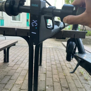 Ninebot elscooter g30 - Ninebot elscooter med digital display, maxhastighet 25 km/h. Robust konstruktion, slitstark plattform och hjul. Några tecken på normalt bruksslitage, men i gott skick. Perfekt för smidig och miljövänlig pendling i staden.