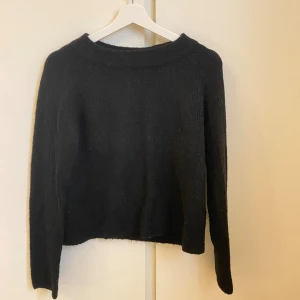 Svart stickad tröja - En svart stickad tröja med rund halsringning och långa ärmar. Tröjan har en enkel och klassisk design. Mjuk och skön känsla, passar till allt i garderoben. Storlek M men liten i storleken så skulle säga att den passar s/xs
