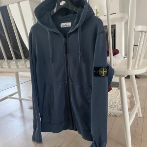 Stone Island zip hoodie  - Sjukt fet zip up från Stone Island i mycke fint skick! Storlek M, nypris ligger på 4000kr, finns självklart äktehetsbevis, skriv vid funderingar🙌