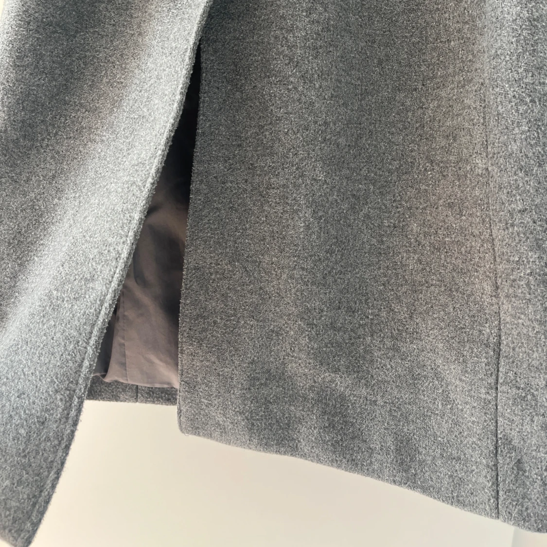 Grå kappa med bälte och knappar - 3