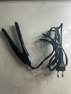 Mini Melissa plattång - Blir bra på bara 30 sekunder och stannar varm i flera minuter efter man kopplar bort ström. Perfekt för att resa eller ifall man inte vill ha något som tar för mycket utrymme. Nypris ca 40$