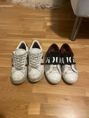 Moncler sneakers i vitt och svart - Ett par moncler skor och ett par Hugo boss skor. Båda skorna är smutsiga men i bra skick, moncler skorna är bytt sula och har ett ställe där det skulle behövas lite limm men annars inga fel, kom med bud.