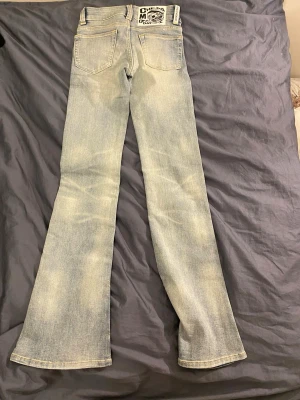 Bootcut jeans från Cheap Monday ljusblå - Bootcut jeans från Cheap Monday i ljusblå tvätt med klassisk Cheap Monday-logga bak. Helt oanvänd då den var i fel storlek. Köpt för 400kr.