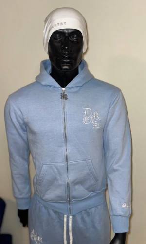 Decrese Sweden 🇸🇪 Hoodie i Ljusblått - 🔥🔥Unisex hoodie i mjuk bomull med lätt stretch och stentvättad finish. Vit broderad logga och vita detaljer för en clean streetwear-look. Två framfickor. Oversize passform  Mått • Axel: 57cm • Bröst: 57cm • Längd: 72 cm • Ärmlängd: 66cm  🔥 Finns i flera storlekar, skriv vilken du vill ha. 📦 Skickas inom 1–2 dagar. ⚠️ Köparen står för returfrakt.