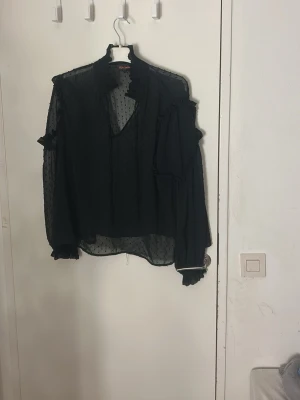 Svart detaljerad långärmad blus  - Pris kan diskuteras och tvätt ingår, fin till utgångar och fester 