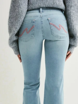 Nelly jeans - Jag säljer helt ny jeans från Nelly med snygg dekoration på fickorna. Ordinarie pris 699. Storlek EU 32