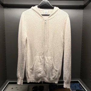 John Henric kashmir hoodie  - Säljer en vit kashmir hoodie från John Henric i storlek M. Nypris 2500kr. Skriv för mått, mer bilder eller övriga funderingar!