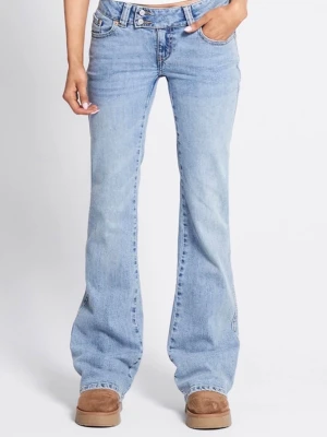 Ljusblå bootcut jeans med broderad ficka HELT NYA - Säljer ett par ljusblå jeans med bootcut-modell och snygg broderad detalj på bakfickan. Jeansen har låg midja och klassisk femficksdesign. Perfekta för dig som gillar en avslappnad men trendig look.