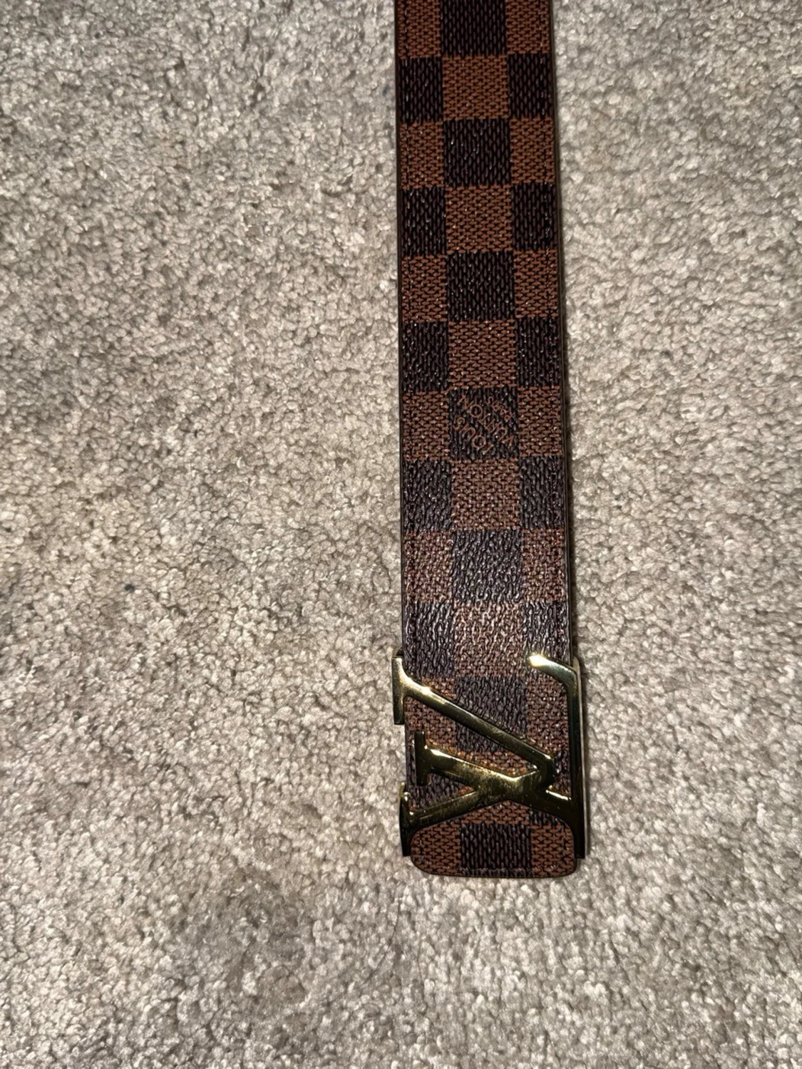 Brunt rutigt bälte med guldfärgat spänne - 1