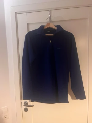 Blå fleece-tröja Patagonia - Vintage mörkblå fleece-tröja från Patagonia i storlek M. Tröjan är använd men har inga tydliga defekter och är fortfarande i bra skick! Jag säljer tröjan för 399kr. Hör av dig om du har frågor.