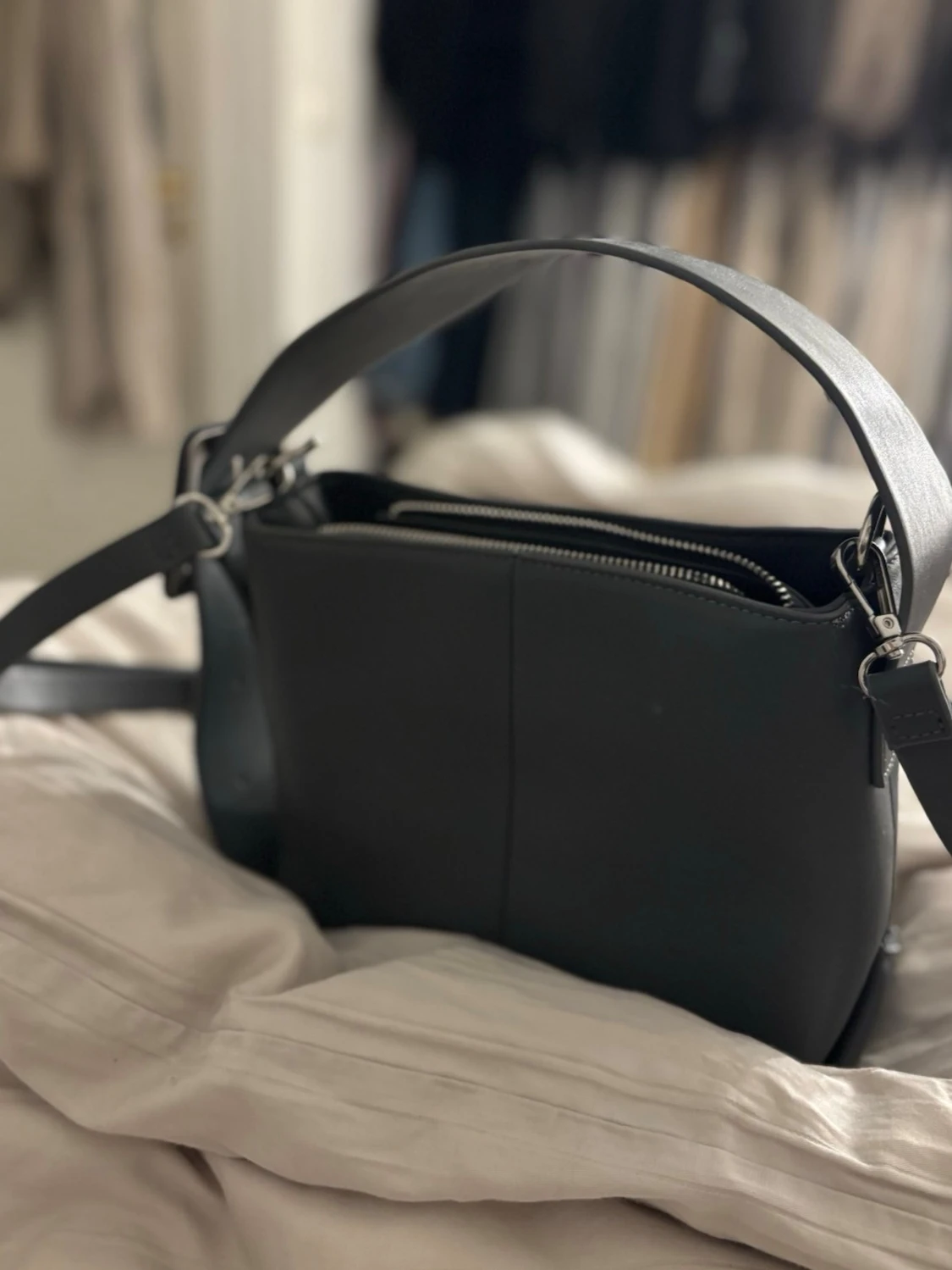 Svart axelväska i skinn med dragkedja