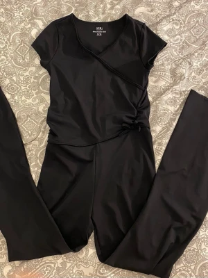 Svarta träningskläder från Abercrombie Kids - En svart träningns jumpsuit från Abercrombie Kids. Aldrig kommit till användning och har lappar kvar.