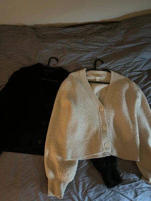 Svart och beige kofta  - Jag säljer en svart och en beige kofta i storlek S från Monki. De är i samma modell bara olika färger. De är jätte sköna och snygga och passar till allt och är precis populärt inom Stockholmsstilen men säljer då de är för små för mig. De är i jätte bra skick och perfekt till alla årstider. Säljer båda tröjorna för 500kr! Pris kan diskuteras😍