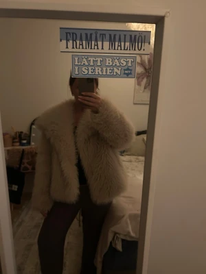 Beige fluffig pälsjacka - Säljer en supermysig och oversized beige pälsjacka med långa ärmar och bred krage. Jackan har ett riktigt fluffigt och trendigt utseende som ger en cool vibe till din outfit. 