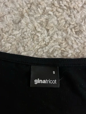 Svart långärmad topp Gina Tricot - En stilren svart långärmad topp från Gina Tricot i storlek S. Säljer då jag inte använder den längre❤️‍🔥❤️‍🔥buda gärna💕