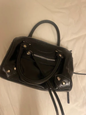 Handväska - Superfin handväska som inte kommer till användning❣️ minns tyvärr inte vart jag köpt den