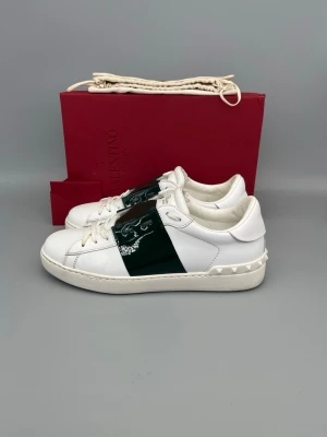 Valentino Open Sneaker Patent Grön - • The shoes have been gently used and are in really good condition  • Size: 40.5 (fits 41–41.5)  • Color: Patent Green (rare colorway)  • Retail price: 7280 SEK / 590€  • Box, dustbag & valentino card included