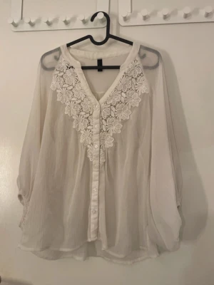 Beige/vit blus med blommigt mönster - Beige/vit blus med blommigt mönster, inga defekter! 💓storlek M från Vero Moda 