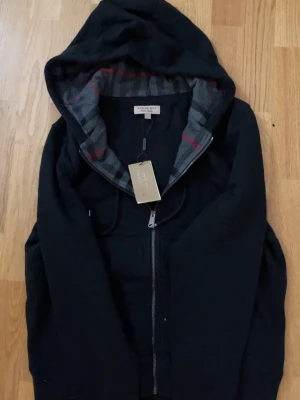 Burberry Zip hoodie - Grym kvalite & grym zip tröja🤝 Självklart helt nya👍 Finns i både grå samt svart❗️ endast M kvar😃 Billigaste priset på marknaden 775💸 1-3 dagars leveranstid📦