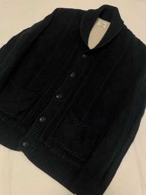 Stickad fodrad kofta / cardigan  - Riktigt snygg stickad fodrad cardigan / kofta i ett schysst mönster och fina fickor. Fodrad, vilket gör den perfekt nu under kallare tider och mot våren. Bra skick, strl L men sitter mer som L/M. Skriv vid minsta intresse, pris går alltid att diskutera vid smidig affär 😀