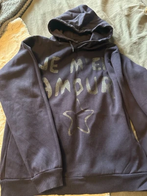 Hoodie med tryck från ginatricot  - Hoodie med tryck från Gina tricot, storlek 158/164.