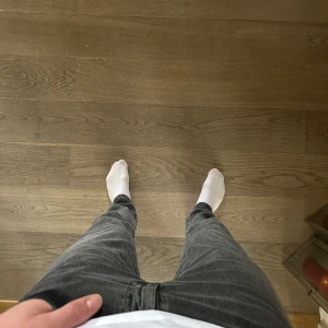 Svarta  jeans från Levi's - Säljer ett par svarta jeans från Levi's. Jeansen har normal passform och raka ben, perfekt för en stilren vardagslook. 