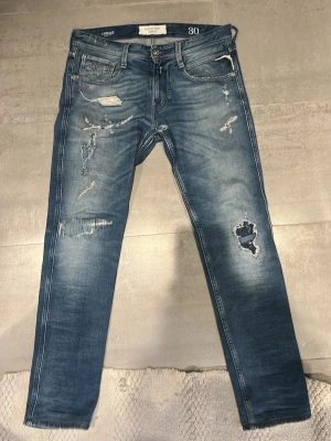 Replay blå jeans med slitningar - Säljer ett par Replay jeans L32 W30