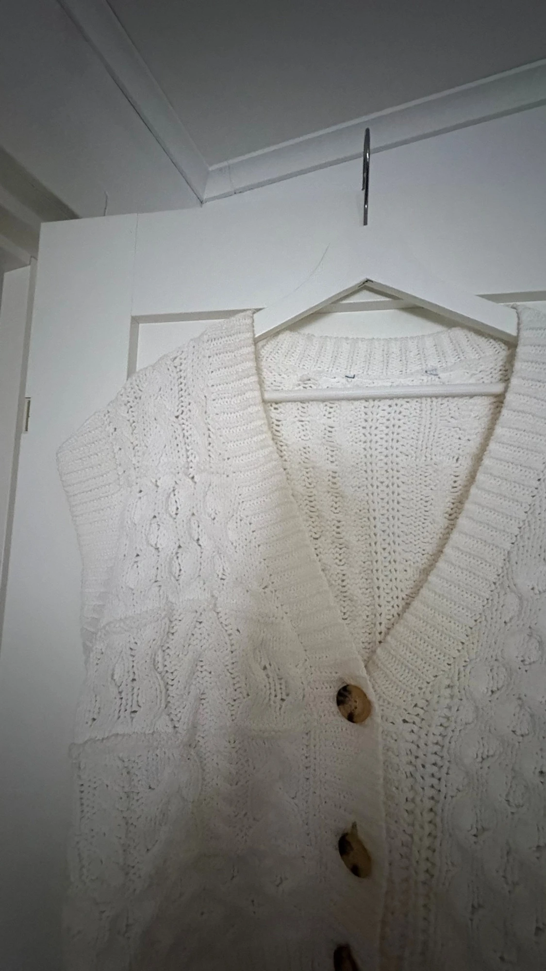 Vit stickad väst med knappar - 1