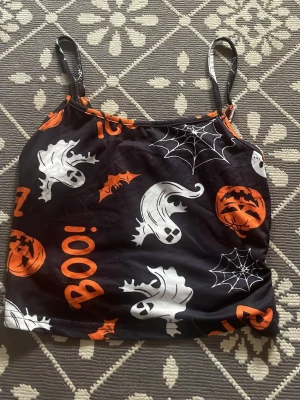 Halloween linne från SHEIN - Säljer ett svart linne från SHEIN i storlek S med Halloween-tema. Väldigt tunt tyg. Skriv om frågor🥰