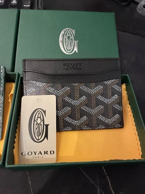 Plånbok från goy4rd  - Snygg plånbok i mycket bra skick. Hör av dig vid intresse 