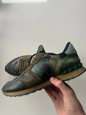 Valentino Rockrunners - Ett par riktigt snygga Valentino Rockrunners i grön färg. Storleken är 43 och dem är perfekta i storlek. Bara skorna medkommer, DM för mer bilder eller frågor. Pris är ej satt i sten.