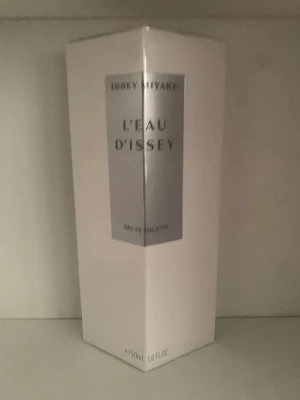 Issey Miyake L'Eau D'Issey 50ml - Stilren och klassisk eau de toilette från Issey Miyake. Volym: 50ml. Perfekt för dig som vill ha en ikonisk doft i din samling.