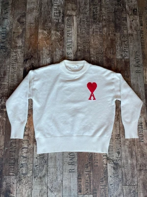 Vit stickad tröja från Ami Paris - Vit fin stickad tröja från Ami (Alexandre Mattiussi) | Tröjan är i fint skick | Skriv vid funderingar |