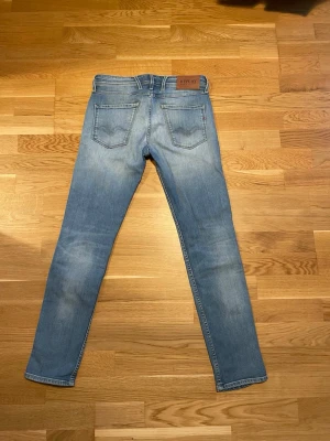 Replay Anbass - Säljer ett par riktigt feta replay Anbass💯              Nypris: ca 1600             Skick: 8/10✅                        Hör av dig vid minsta fundering!😇