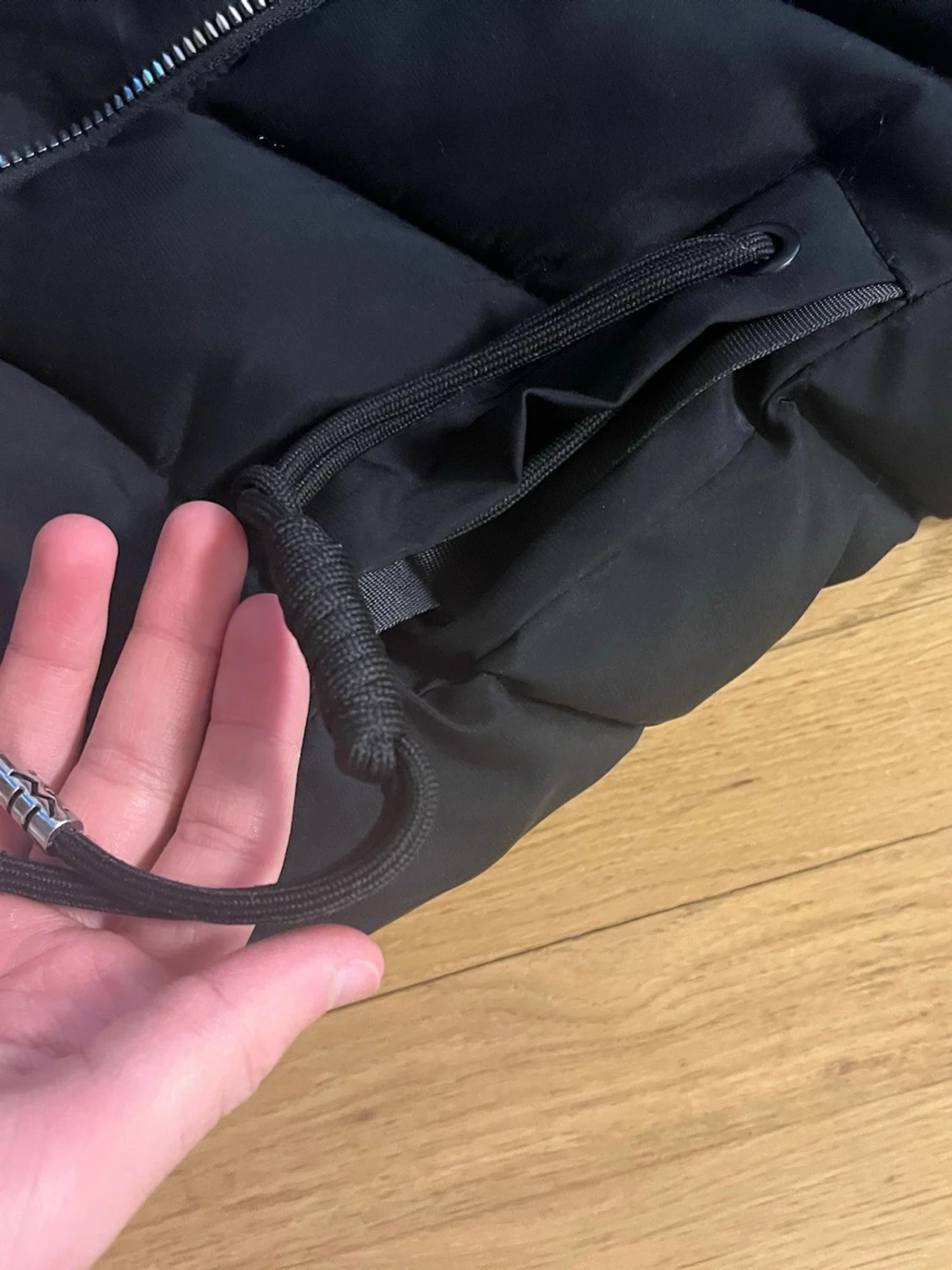 Svart pufferjacka med fuskpäls - 2