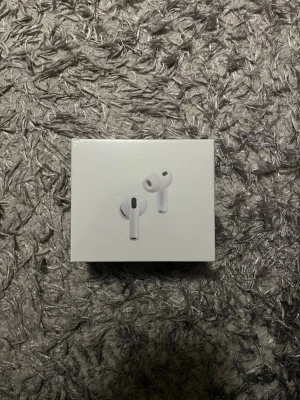 AirPods Pro 3 - Helt nya Apple AirPods Pro 3 i obruten förpackning. Trådlösa hörlurar med aktiv brusreducering, laddningsetui och fem olika öronproppsstorlekar. Kompatibla med USB-C, Apple Watch, MagSafe och Qi-laddare. Perfekt för musik, samtal och träning.