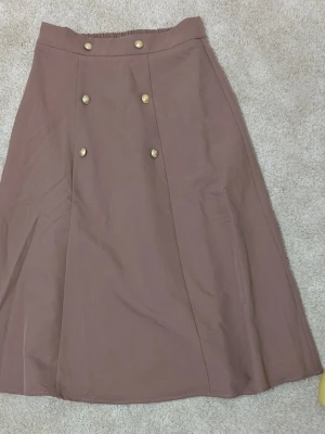 Rosa kjol med guldknappar - Hög midjad långkjol i retro stil, endast prövad 🦋 passform S/M