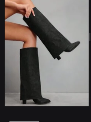 Svarta höga stövlar i mocka-look - Säljer dessa jättesnygga boots då de inte kommer till användning längre. Klakhöjd: ca 10 cm💕
