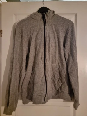 En grå zip up hoodie - En grå zip up hoodie med hög krage 