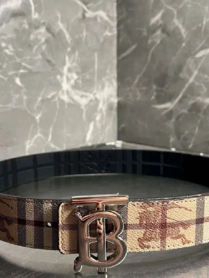 Burberry bälte 110 cm  - Snyggt som fan finns alla storlekar  